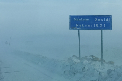 Sivas’ta tipi ulaşımı aksattı, kilometrelerce tır kuyrukları oluştu