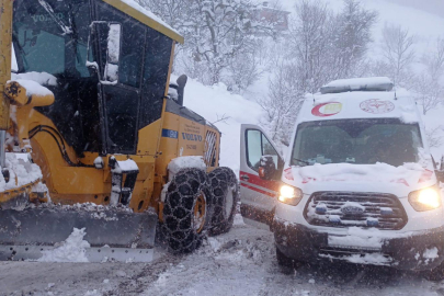 Tokat'ta yolu kardan kapanan köyde rahatsızlanan hasta ekiplerce hastaneye ulaştırıldı