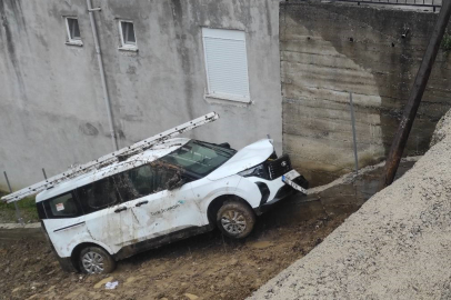 Zonguldak'ta yoldan çıkan otomobil tarlaya girdi