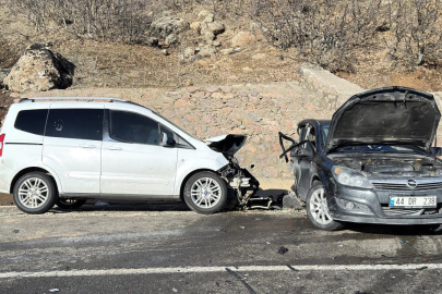 Bingöl'de otomobil ile hafif ticari araç çarpıştı: 2 ölü, 3 yaralı