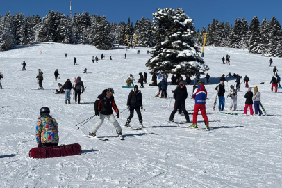 Bursa Uludağ’da yoğunluk! Kar kalınlığı 169 santimetreye ulaştı...
