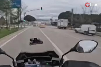 Bursa’da otobüs motosikletlinin önüne kırdı