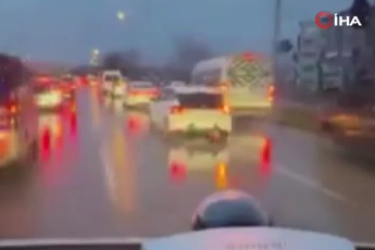 Bursa’da göz dolduran anlar, onlarca sürücü yol verdi!