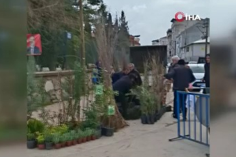 Bursa’da seyyar satıcılardan zabıtaya bıçaklı saldırı