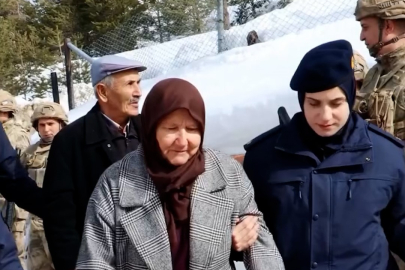 Yaşlı kadın elleriyle ördüğü çorapları iki yıldır Mehmetçiğe gönderiyor