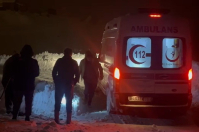 Erzincan’da kardan kapanan köy yolunda zamanla yarış