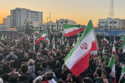 İran'da Hamaney'in ölümünün ardından gösteriler düzenlendi