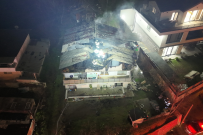 Kocaeli'de 2 katlı evin çatısı alevlere teslim oldu