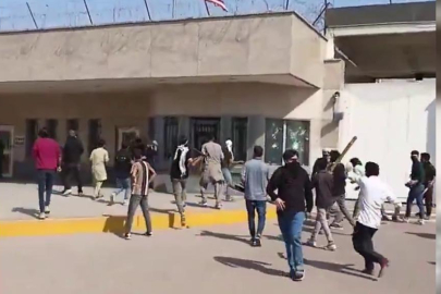 Pakistan'da bir grup gösterici, ABD'nin Karaçi Konsolosluğu'na girmeye çalıştı