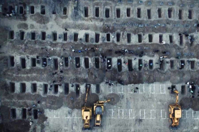 Arakçi ilkokula düzenlenen saldırıda ölen çocuklar için kazılan mezarları paylaştı