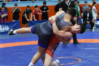 Bursa Büyükşehir Belediyesporlu güreşçiler madalyaları topladı