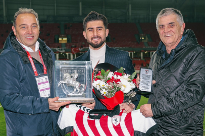 Bursasporlu futbolcuyu onurlandırdılar