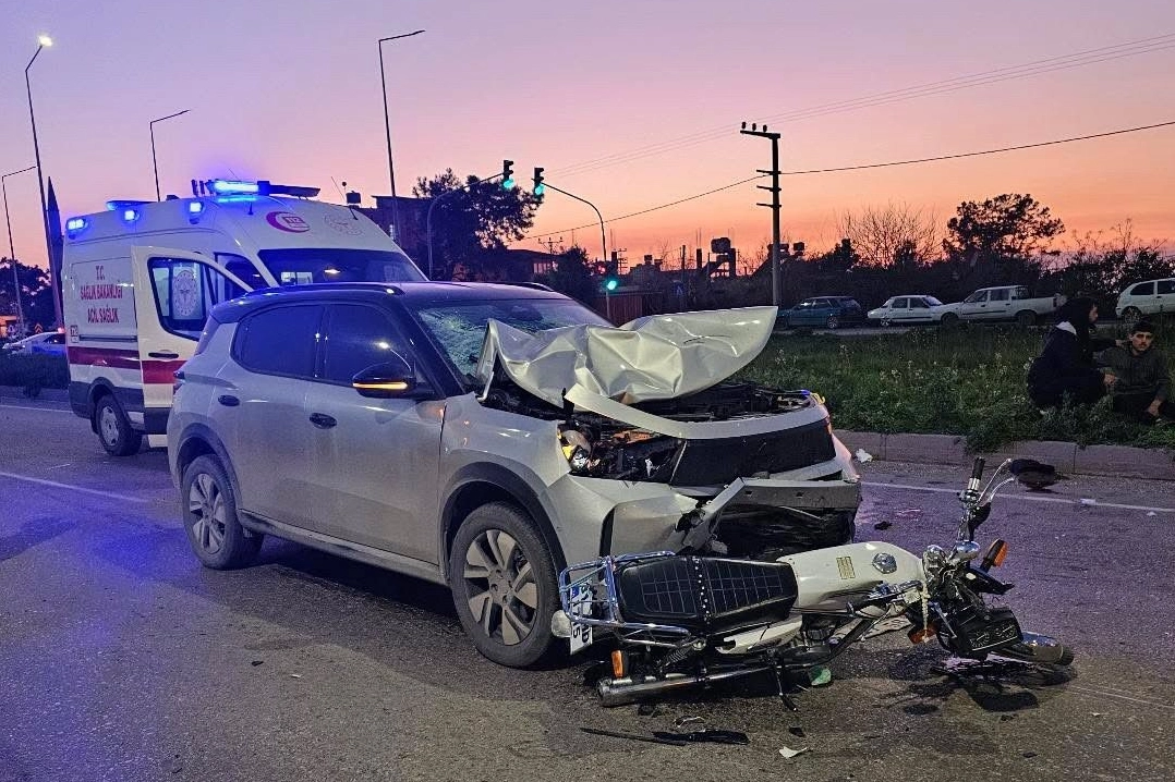 Hatay'da otomobille çarpışan motosikletteki 2 kişi yaralandı