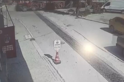 İzmir'de kontrolden çıkan vincin otomobilleri sürüklediği anlar kamerada