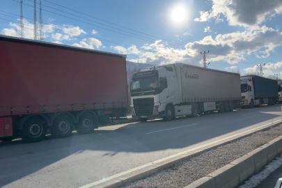 Türkiye-İran sınır kapısında 2 kilometrelik tır kuyruğu oluştu