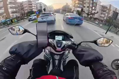 Bursa'da 2 aracın arasından geçmeye çalışan motokurye kaza yaptı