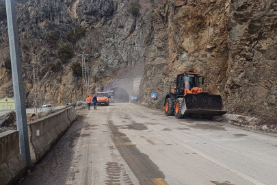 Gümüşhane’de heyelan sonrası kapanan yol yeniden ulaşıma açıldı