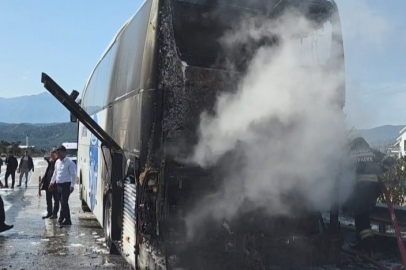 Muğla'da yolcu otobüsü yandı, bagajdaki 3 tavuk telef oldu