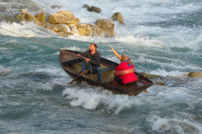 Seyhan Nehri'nde can pazarı: Ele ele tutuşup yardım beklediler