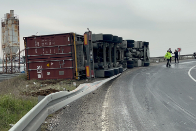 Tekirdağ'da virajı alamayan tır devrildi