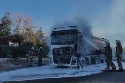 Ankara’da seyir halindeki hafriyat kamyonu yandı