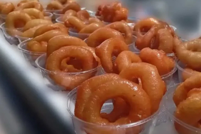 Bursa'da teravih sonrası tatlı dağıtımı devam ediyor! 4 Mart’ta onlarca camide ikram var...