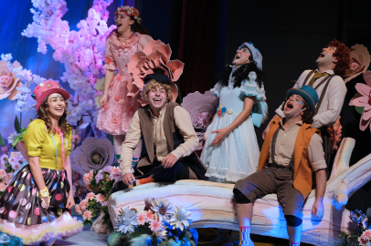 Bursa Devlet Tiyatrosu "Bencil Dev" oyununun prömiyerini gerçekleştirdi