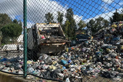 İzmir Buca'da çöp krizi: Belediye işçileri bu kez 'Nefes alamıyoruz' diyerek eylem başlattı