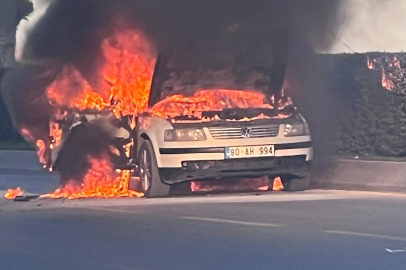 Mersin'de seyir halindeki otomobil alev alev yandı: 2 kişi son anda kurtuldu