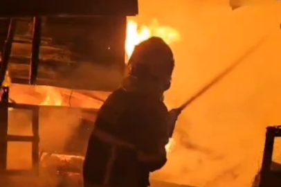 Adana'da baraka alevlere teslim oldu