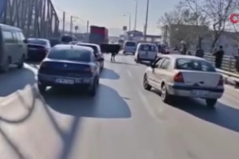 Bursa'da kaçan boğa trafiği karıştırdı, Ankara yolunda metrelerce koştu