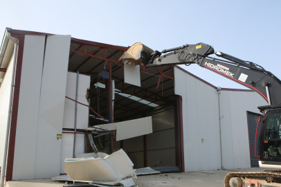 Bursa Nilüfer’de tarım alanındaki 900 metrekarelik kaçak yapı yıkıldı