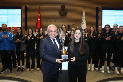 Nilüfer’in genç sporcuları başarılarını belediye meclisinde paylaştı