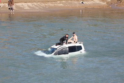 Tunceli'de araç baraj gölüne uçtu: 1 yaralı