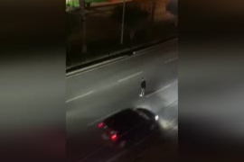 Antalya Alanya’da akan trafikte yol ortasında bekleyen kadın tehlike oluşturdu