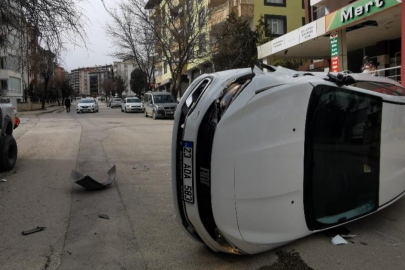 Elazığ'da park halindeki araca çarpan otomobil devrildi