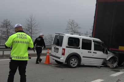 Giresun'da tırın dorsesine çarpan hafif ticari araç hurdaya döndü: 2 yaralı