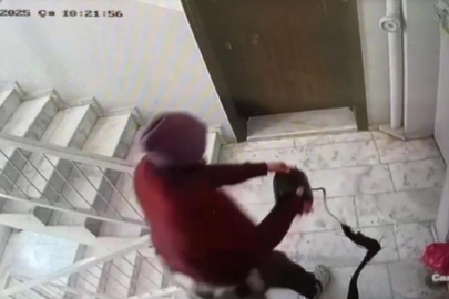 Akılalmaz komşu terörü: Kapılara dışkı sürüyor, çöp döküyor!