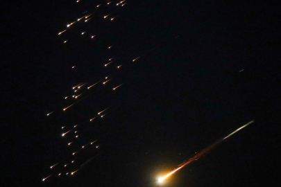 İran, ABD-İsrail hedeflerine yeni füze ve İHA saldırısı düzenlediğini duyurdu