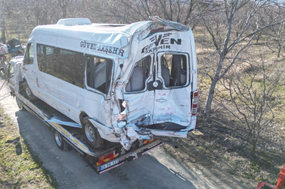 Afyonkarahisar'da tır yolcu minibüsüne çarptı: 11 yaralı