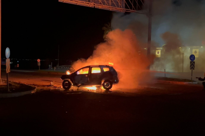 Hatay'da kaza yapan otomobilde çıkan yangın söndürüldü