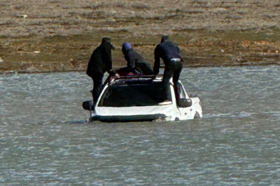 Kahramanmaraş'ta otomobille girdikleri gölde mahsur kaldılar