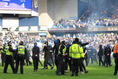 Rangers-Celtic derbisinde saha karıştı!
