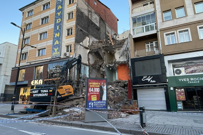 Sivas'ta yıkım sırasında bitişikteki bina hasar gördü, 21 daireli bina tahliye edildi