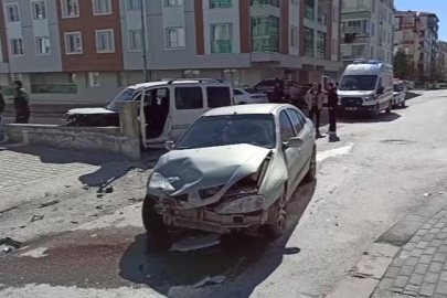 Ankara Kahramankazan’da iki araç çarpıstı, iki kişi yaralandı