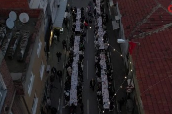 Bursa'da yüzlerce metre uzayan sofrada 4 bin 500 kişi iftar yaptı