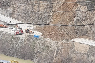 Gümüşhane-Giresun karayolunda heyelan