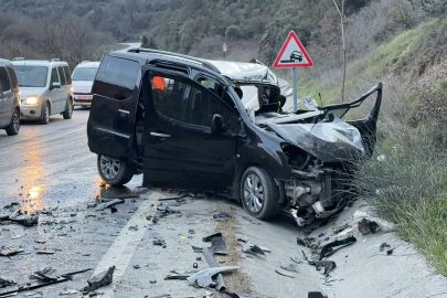İstanbul Arnavutköy’de hafif ticari araç ile hafriyat kamyonu çarpıştı: 1 ölü, 2 yaralı