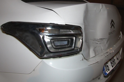 İstanbul Arnavutköy'de kamyonet sürücüsü otomobile çarpıp kaçtı