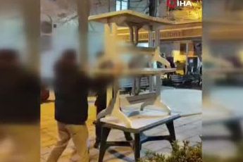 İstanbul'da cami bahçesindeki masalara zarar veren 4 çocuk serbest bırakıldı